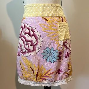 Apron in vintage floral print with lace edge